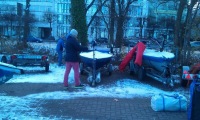 Segler packen ihre schneebedeckten Boote aus