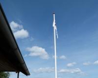 Ein Flagge am Mast, ohne Wind schlaff hÃ¤ngend