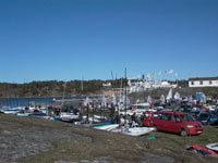 Lokation und Infrastruktur: Viel los um Holzhaus und Schre. Im Hintergrund: gefhrlicher Yachtclub (wei)