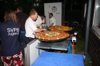 Große Pfannen mit Speisen