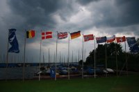 Acht Flaggenmasten der Nationen