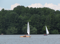 Zwei OK-Jollen auf dem Seddinsee