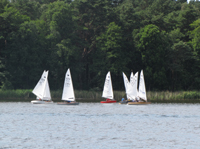 Gruppe  von OK-Jollen in der Flaute