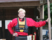 Segler im Segelanzug am Grill