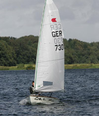 OK-Jolle mit Rissim Großsegel