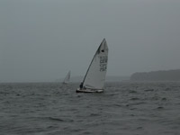 OK-Jolle nach Kenterung mit Dreck am Segel