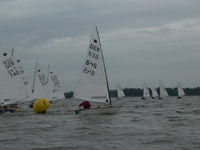 Die OK-Jolle GER 645 als Ersters an der Tonne