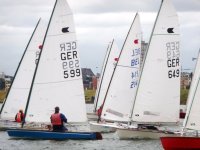 mehrere OK-Jollen in dichtem  Gedrnge