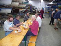 OK-Jollen Segler nach dem Segeln bei einer Feier