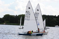 Zwei OK-Jollen beim knappen Zieleinlauf
