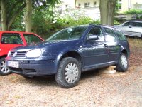VW Golf mit gebrochener Achse