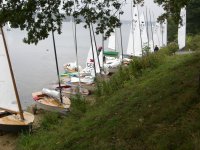 OK-Jollen liegen am Strand