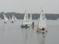 Ein See ohne Wind und treibende Jollen