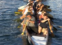 Neuseelndisches Langkanu mit Besatzung von vorne oben