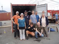 Segler aus Deutchland vor offenem Container