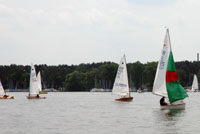 Segler stehen in der Flaute