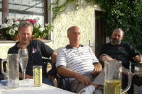 Freunde beim Bier trinken auf der Terasse