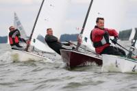 Drei Jollen beim Start