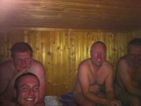 Segler nach kalter Wettfahrt in der Sauna