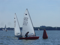 Rote OK Jolle an der ersten Wendemarke