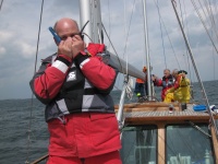 Der Wettfahrtleiter auf seinem Startboot mit Funkgerten