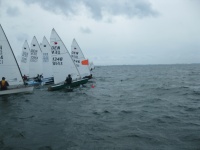 Jollen am Start einer Wettfahrt