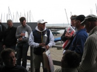 Der Sieger mimmt erfreut seinen Pokal entgegen