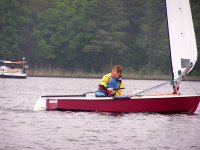 OK-Segler schaut sich nach hinten um