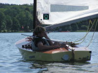Segler langweilt sich in Ermangelung von Wind in seiner Jolle