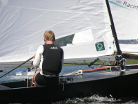 Vor dem Sztart: Segler hlt Ausschau nach dem Wind