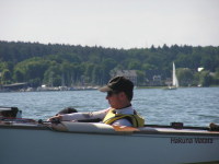 Segler sitzt im Boot