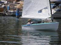 Segler mit sonnenschattenspendenden Hut