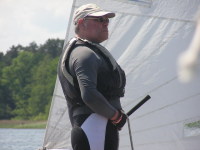 Segler zieht Bauch vor der Kamera ein