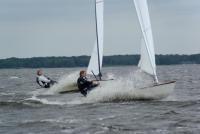 Zwei OK-Jollen im Gleitflug