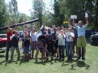 Die Teilnehmer springen zum Abschluss gemeinsam in die Luft