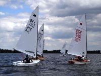Drei Jollen in der Regatta