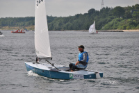 OK-Jolle beim Aulaufen. Segler ist ganz entspannt