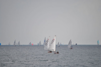 Zwei Jollen beim Auslaufen