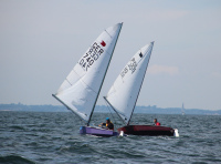 Zwei Jollen testen ihre Geschwindigkeit