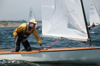 Segler probiert es im Stehen