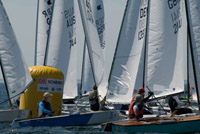 OK Jollen bei der Tonnenrundung