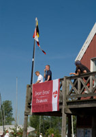 Wettfahrtleiter hlt Ausschau nach Wind