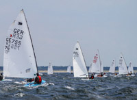 OK-Jollen auf Raumwindkurs bei viel Wind