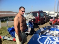 Jrg zieht den Bauch ein