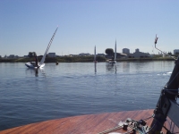 Jollen treiben dem Land entgegen