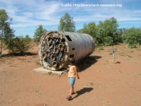 Abgestrzte Raketenstufe im australischen Outback