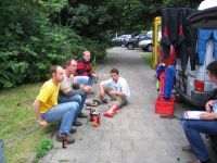 Segler sitzen auf der Straße und trinken Bier