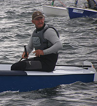 OK Segler in seinem Boot