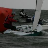 OK Segler in seinem Boot