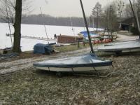 Jolle an Land. See zugefroren